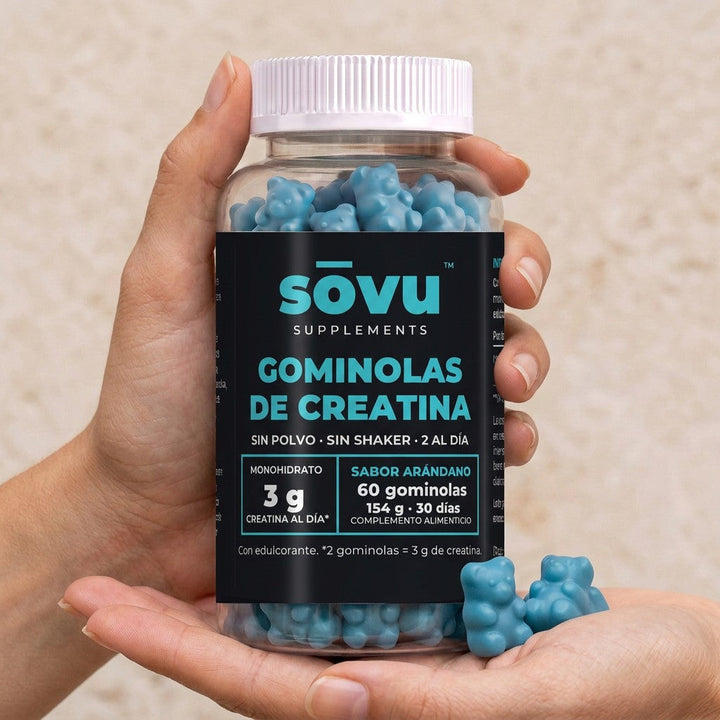 Mano sujetando un bote de gominolas de creatina sōvu y dos ositos en la palma