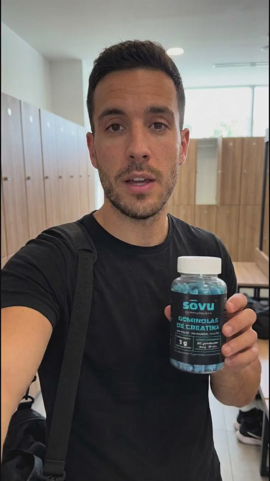 Chico en el vestuario del gimnasio enseñando el bote sōvu