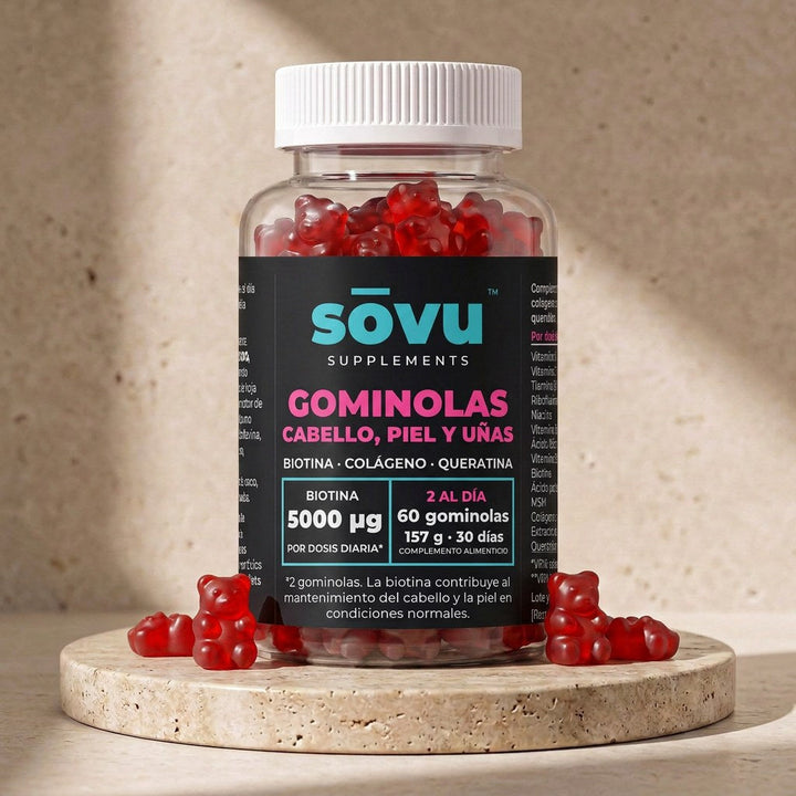 Bote de sōvu Gominolas Cabello, piel y uñas sobre peana de piedra con ositos rojos