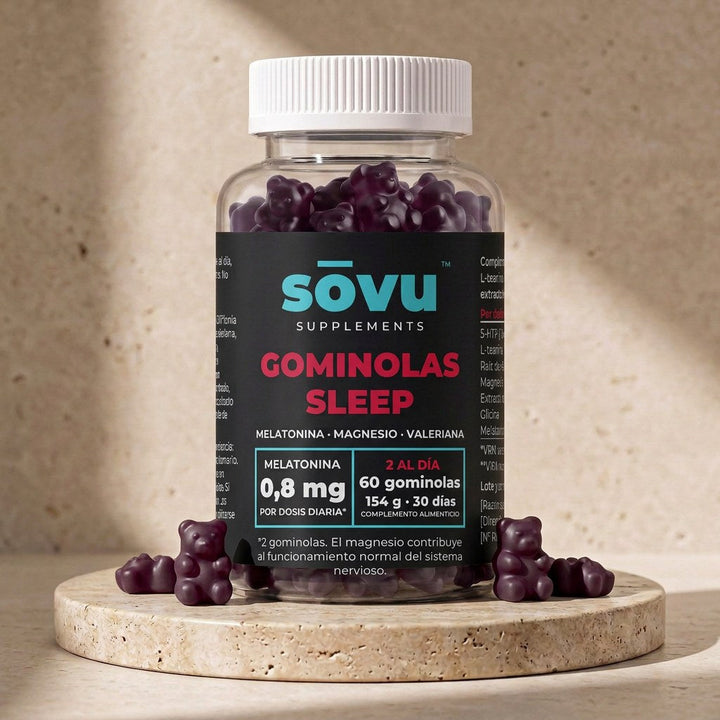 Bote de sōvu Gominolas Sleep sobre peana de piedra con ositos ciruela