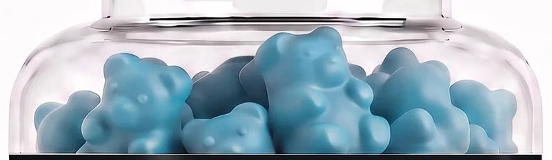 Primer plano de los ositos azules de creatina dentro del bote transparente